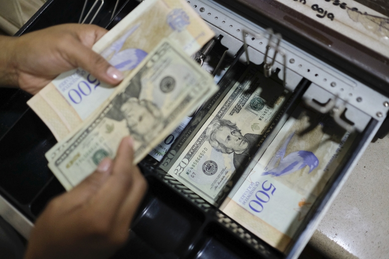 use-of-american-dollars-grows-in-venezuela