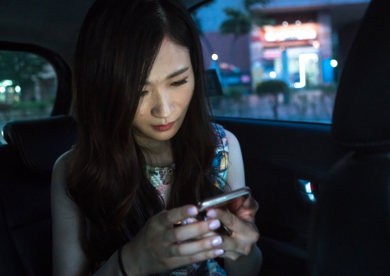 south-korean-woman-called-juyeon-reading-text-messages-on-her-mobile-phone-national-capital-area-seoul-south-korea