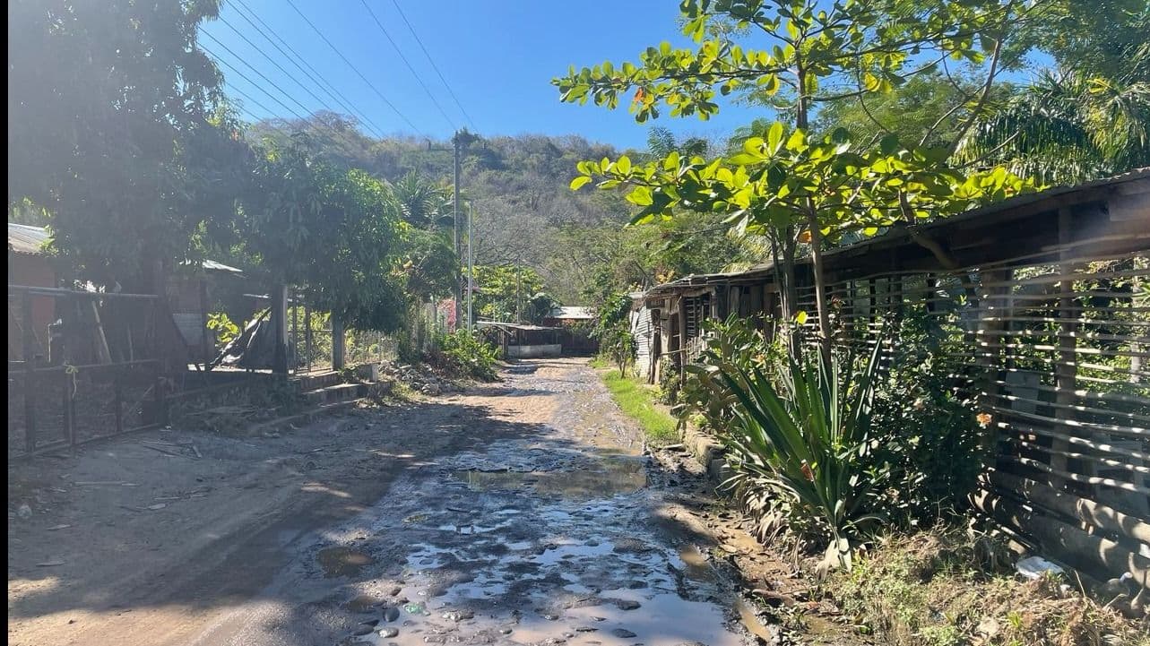 The street right next to my airbnb. Cars and trucks drove at a snail’s pace. (Credit: Tom Carreras)